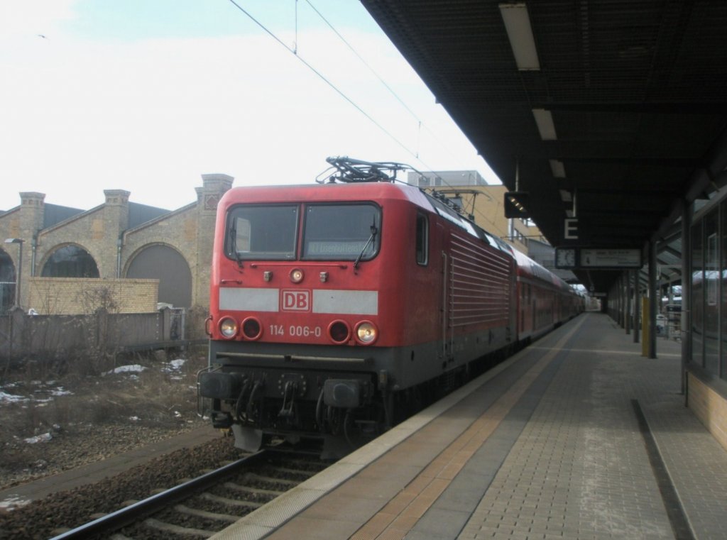 Hier 114 006-0 mit einem RE1 nach Eisenhttenstadt, bei der Ausfahrt am 27.2.2010 aus Potsdam Hbf.