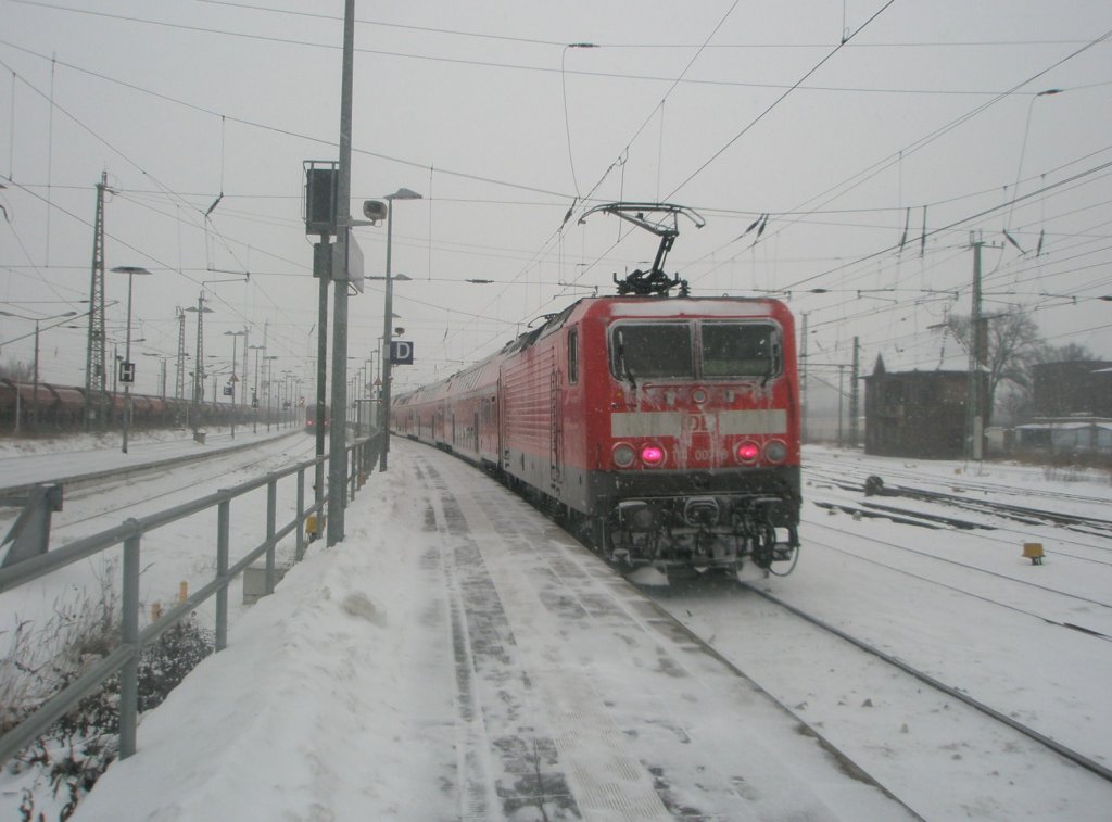 Hier 114 007-8 mit einem RE3 von Elsterwerda nach Stralsund, bei der Ausfahrt am 27.1.2010 aus Angermnde.