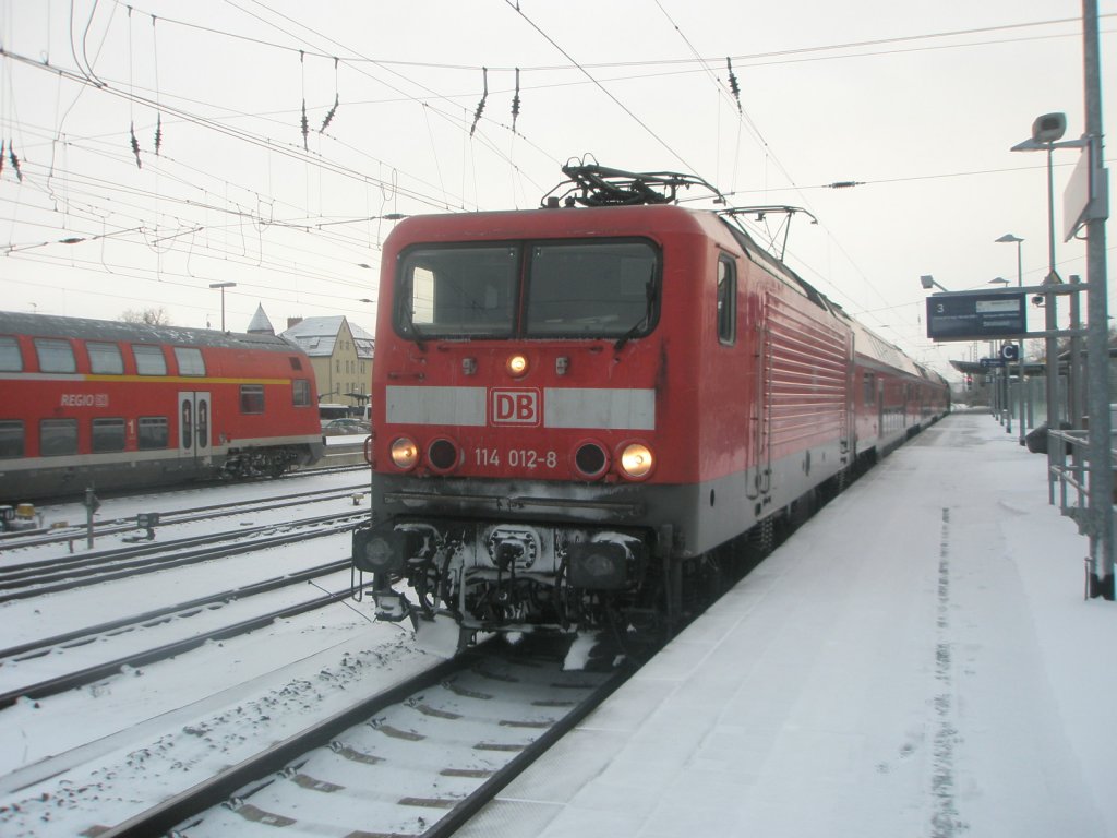 Hier 114 012-8 mit einem RE3 von Wnsdorf-Waldstadt nach Stralsund Hbf., dieser Zug stand am 21.12.2009 in Angermnde.