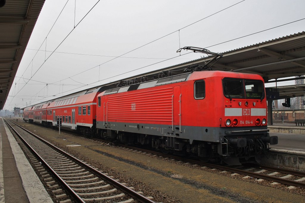 Hier 114 014-4 mit einem RE7 von Berlin Lichtenberg nach Wünsdorf-Waldstadt, dieser Zug stand am 28.1.2012 in Berlin Lichtenberg.