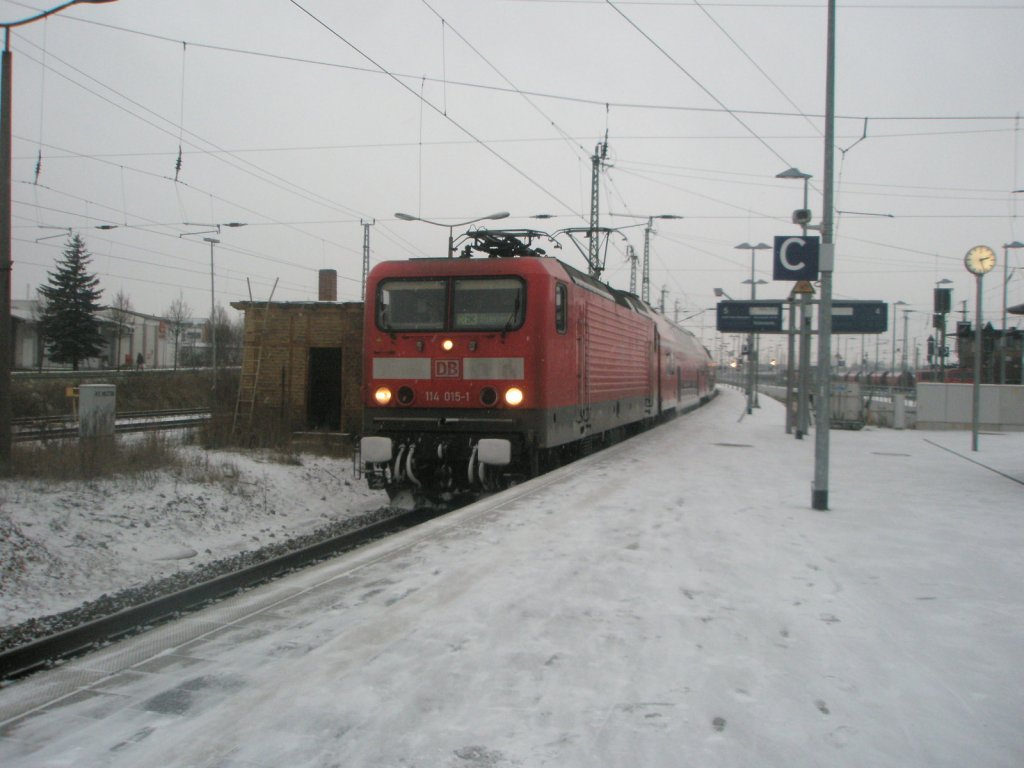 Hier 114 015-1 mit einem RE3 von Stralsund Hbf. nach Elsterwerda, bei der Einfahrt am 17.12.2009 in Angermnde.