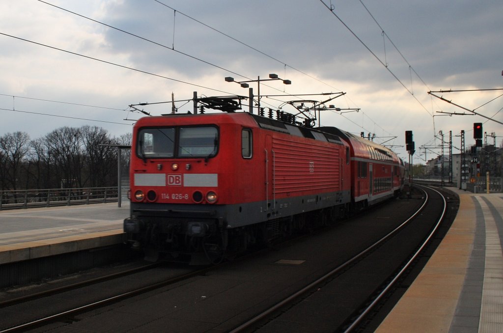 Hier 114 026-8 mit einem RE1 (RE18123) von Magdeburg Hbf. nach Frankfurt(Oder), bei der Einfahrt am 6.4.2012 in Berlin Hbf.