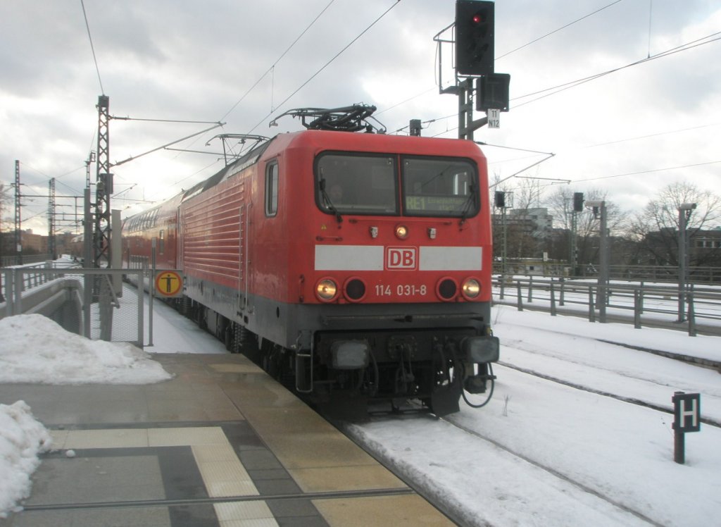 Hier 114 031-8 mit einem RE1 von Brandenburg Hbf. nach Eisenhttenstadt, bei der Einfahrt am 3.2.2010 in Berlin Hbf.