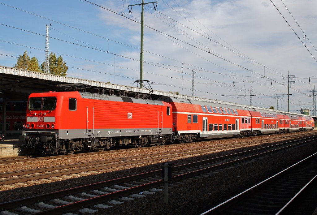 Hier 114 033 ein RE7 (RE18254) von Berlin Zoologischer Garten nach Wünsdorf-Waldstadt, bei der Ausfahrt am 3.10.2012 aus Berlin Schönefeld Flughafen. 