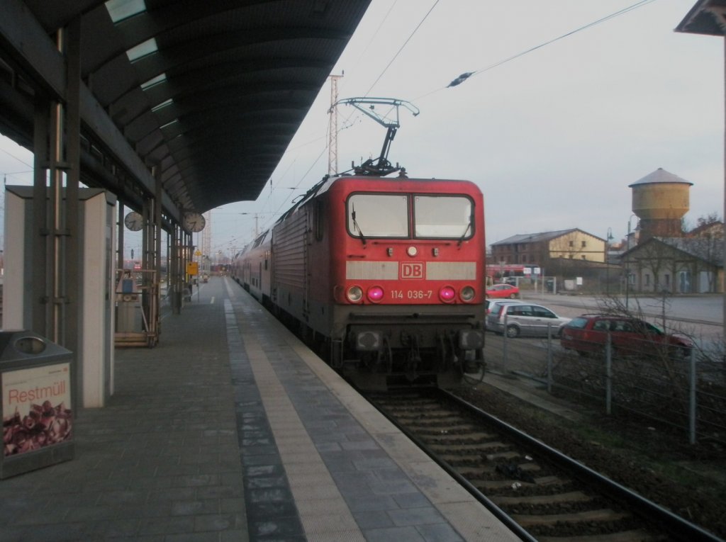 Hier 114 036-7 mit einem RE3 von Elsterwerda nach Schwedt/Oder Hbf., bei der Ausfahrt am 13.12.2009 aus Angermnde.