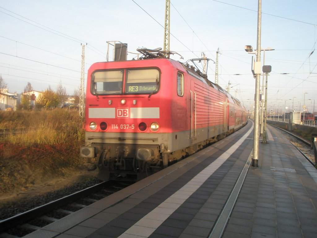 Hier 114 037-5 mit einem RE3 nach Elsterwerda, bei der Einfahrt am 14.11.2009 in Angermnde.