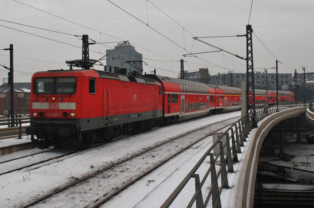 Hier 114 040-9 mit einem RE2 (RE37363) von Cottbus nach Wismar, bei der Einfahrt am 15.12.2012 in Berlin Hbf. 