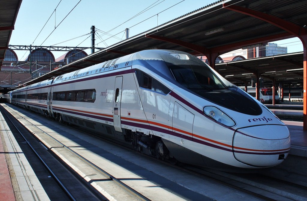 Hier 114 601-8 als A8359 von Madrid Charmatin nach Valladolid Campo Grande, diser Triebzug stand am 10.3.2012 in Madrid Chamartin.