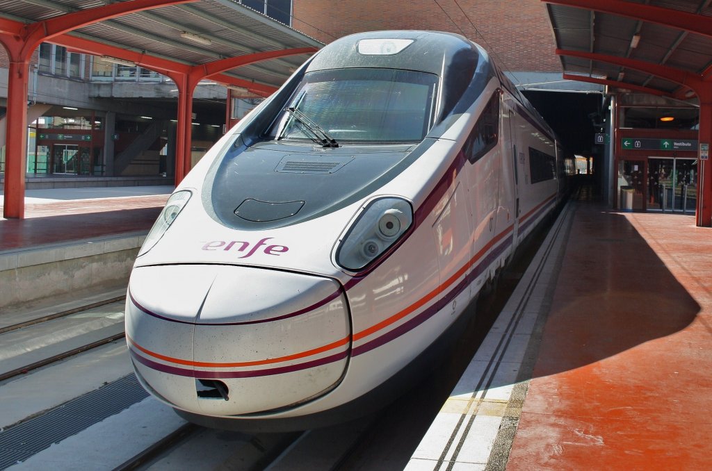 Hier 114 614-1 als A8119 von Madrid Chamartin nach Valladolid Campo Grande, dieser Triebzug stand am 10.3.2012 in Madrid Chamartin.