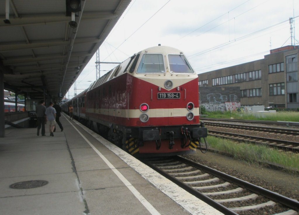 Hier 119 158-4 mit einem ILA-Shuttle von Berlin Lichtenberg nach Berlin ILA Bahnhof, dieser Zug stand am 12.6.2010 in Berlin Lichtenberg.