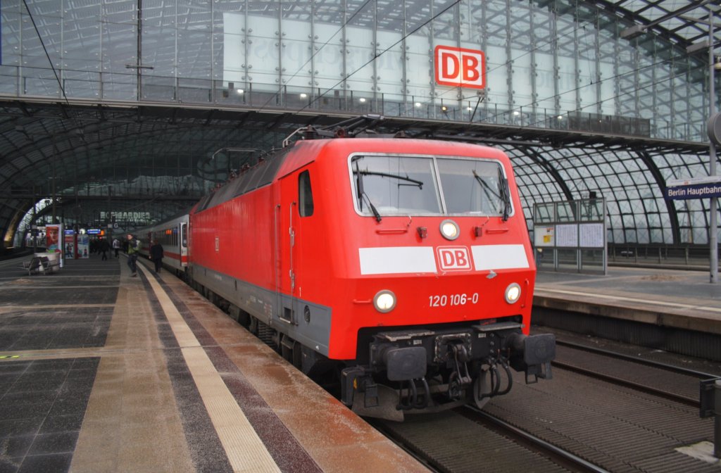 Hier 120 106-0 mit IC2807 als Ersatzzug fr ICE1533 von Kln Hbf. nach Berlin Ostbahnhof, dieser Zug stand am 16.2.2013 in Berlin Hbf.