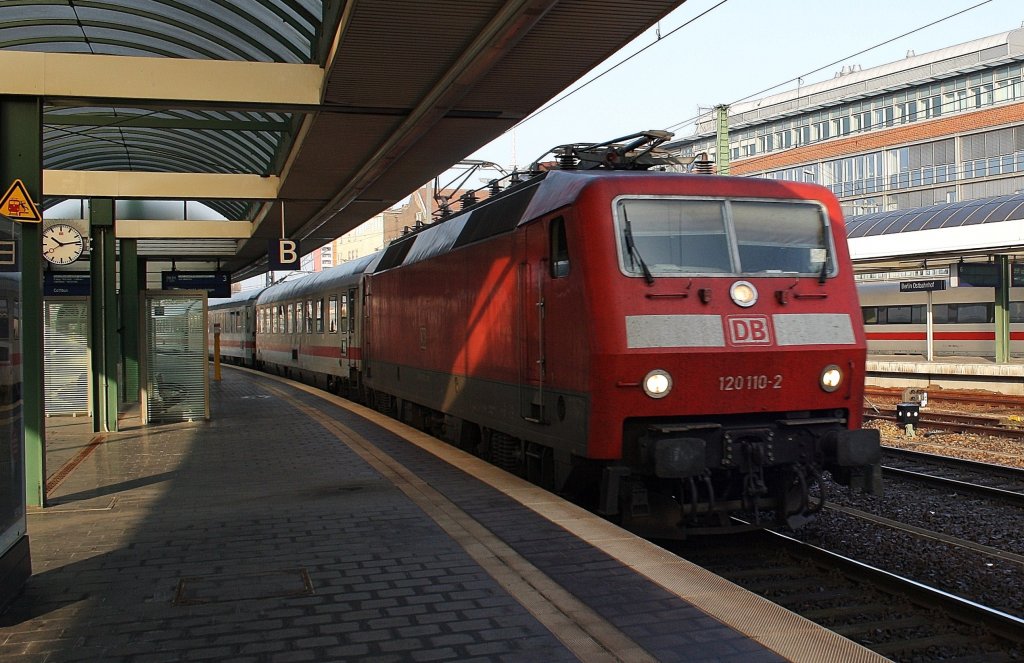 Hier 120 110-2 mit IC2241 von Mnster(Westf.) Hbf. nach Berlin Ostbahnhof, bei der Einfahrt am 29.10.2011 in Berlin Ostbahnhof.