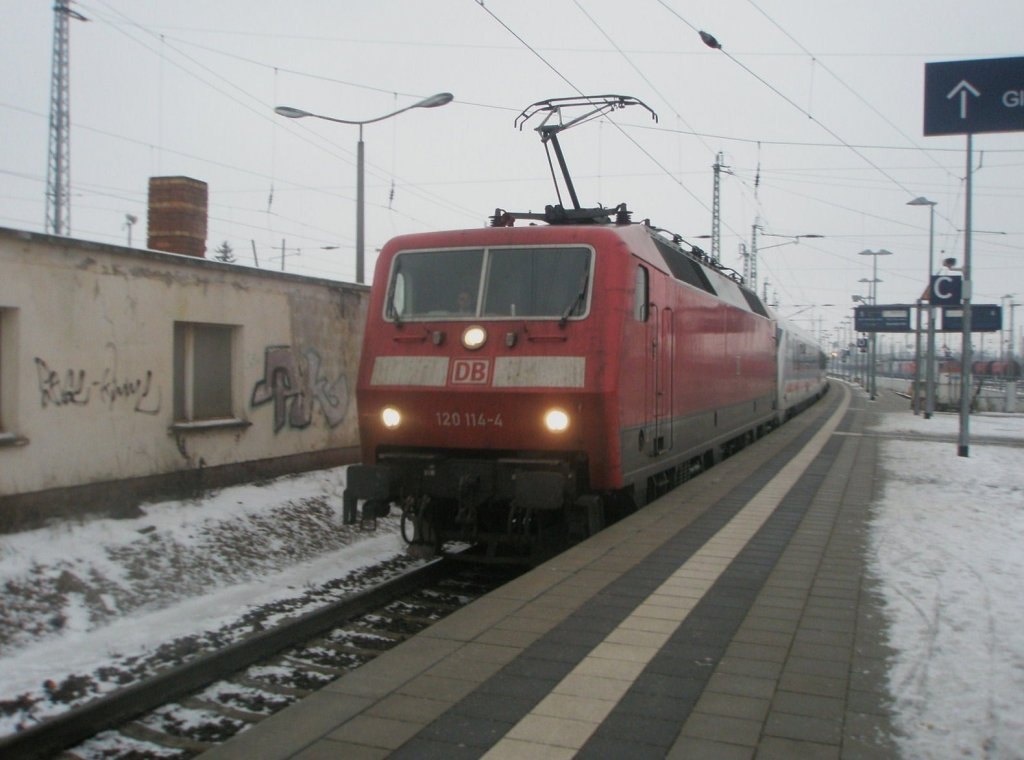 Hier 120 114-4 mit IC2150 von Stralsund Hbf. nach D�sseldorf Hbf., bei der Einfahrt am 24.12.2009 in Angerm�nde.