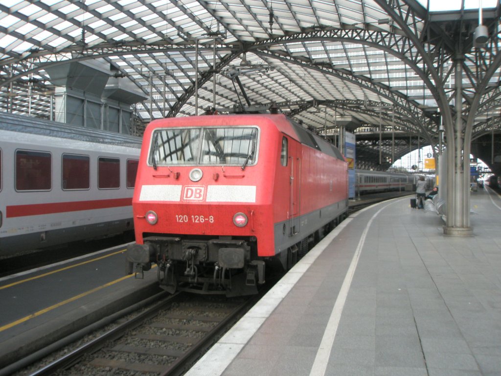 Hier 120 126-8, bei der Durchfahrt am 13.10.2010 durch Kln Hbf.