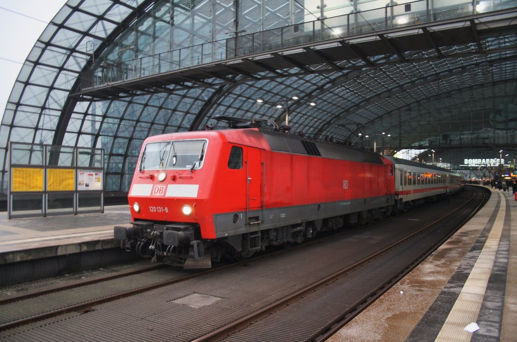 Hier 120 131-8 mit IC2848 als Ersatzzug fr ICE1539 von Kln Hbf. nach Berlin Ostbahnhof, dieser Zug stand am 16.2.2013 in Berlin Hbf.
