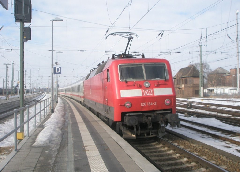 Hier 120 134-2 IC2355 von Dortmund Hbf. zum Ostseebad Binz, bei der Ausfahrt am 25.2.2010 aus Angerm�nde.