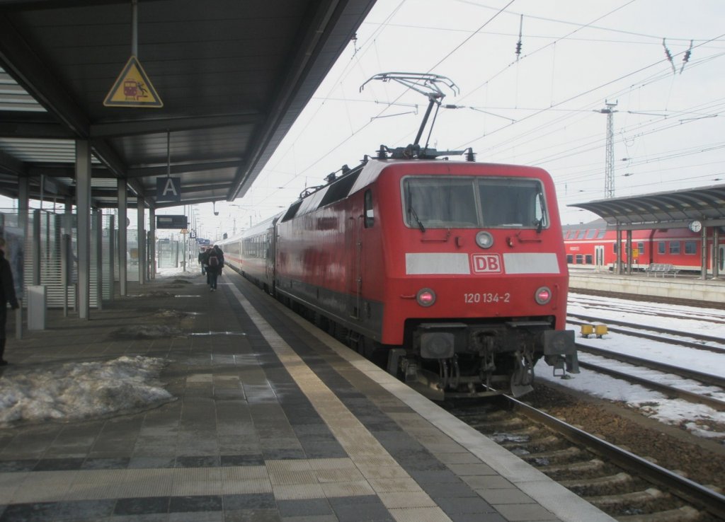 Hier 120 134-2 IC2355 von Dortmund Hbf. zum Ostseebad Binz, bei der Einfahrt am 25.2.2010 in Angerm�nde.