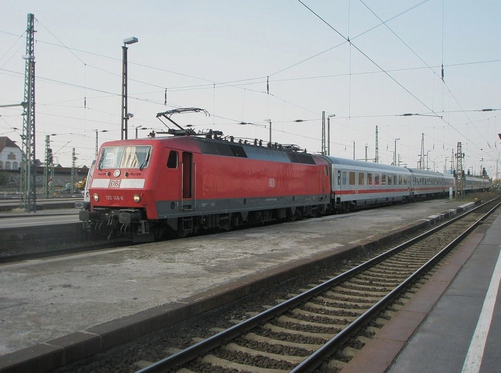 Hier 120 146-6 mit IC2209 von Leipzig Hbf. nach M�chen Hbf., bei der Einfahrt am 22.4.2011 in Leipzig Hbf.