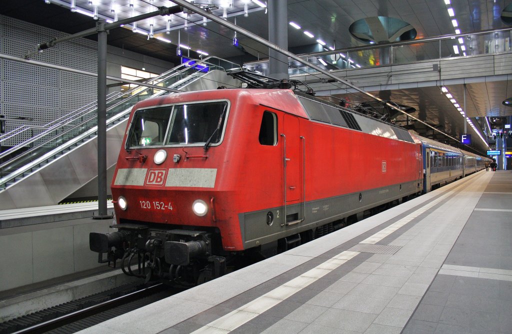 Hier 120 152-4 mit EC174 von Budapest-Keleti pu nach Berlin Hbf.(tief), dieser Zug stand am 6.4.2012 in Berlin Hbf.(tief).