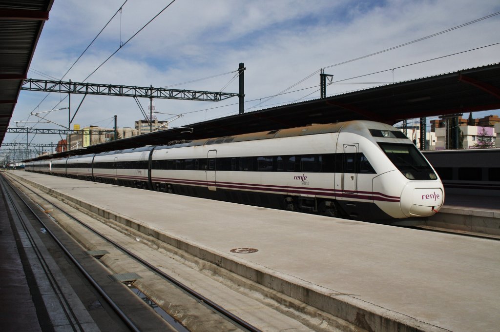 Hier 120 358-7 und 120 357-9 als A4087 von Madrid Chamartin nach Hendaye, bei der Ausfahrt am 10.3.2012 aus Madrid Chamartin.