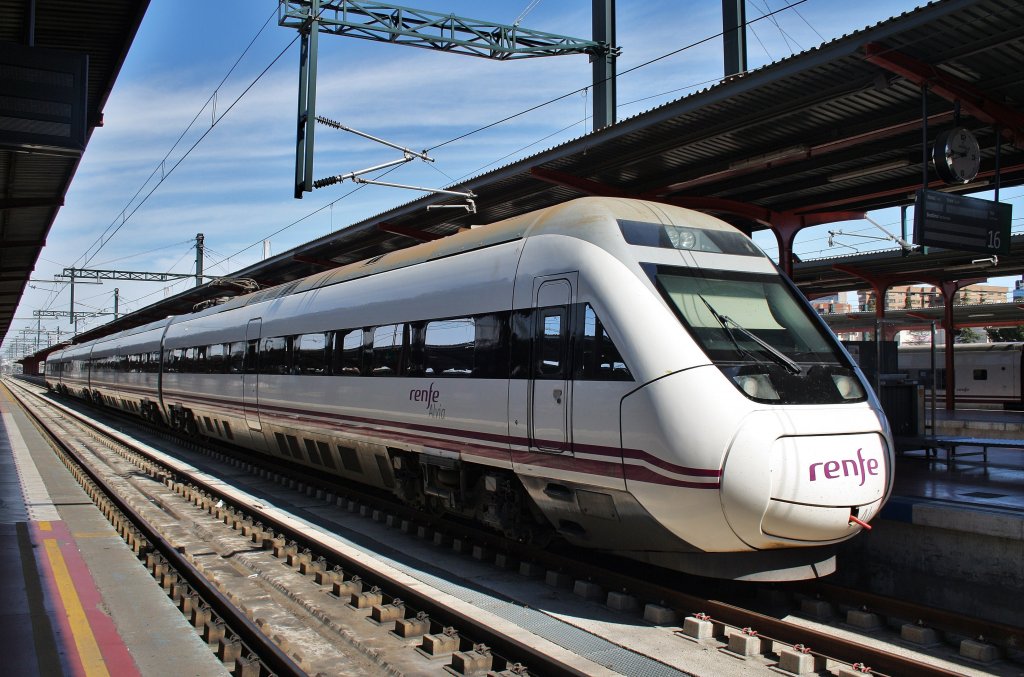 Hier 120 657-2 als A8130 von Puertollano nach Madrid Chamartin, dieser Triebzug stand am 10.3.2012 in Madrid Chamartin.