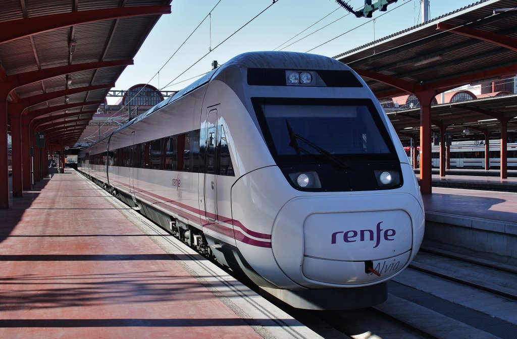 Hier 120 659-8 als A4087 von Bilbao-Abando nach Madrid Chamartin, dieser Triebzug stand am 11.3.2012 in Madrid Chamartin.