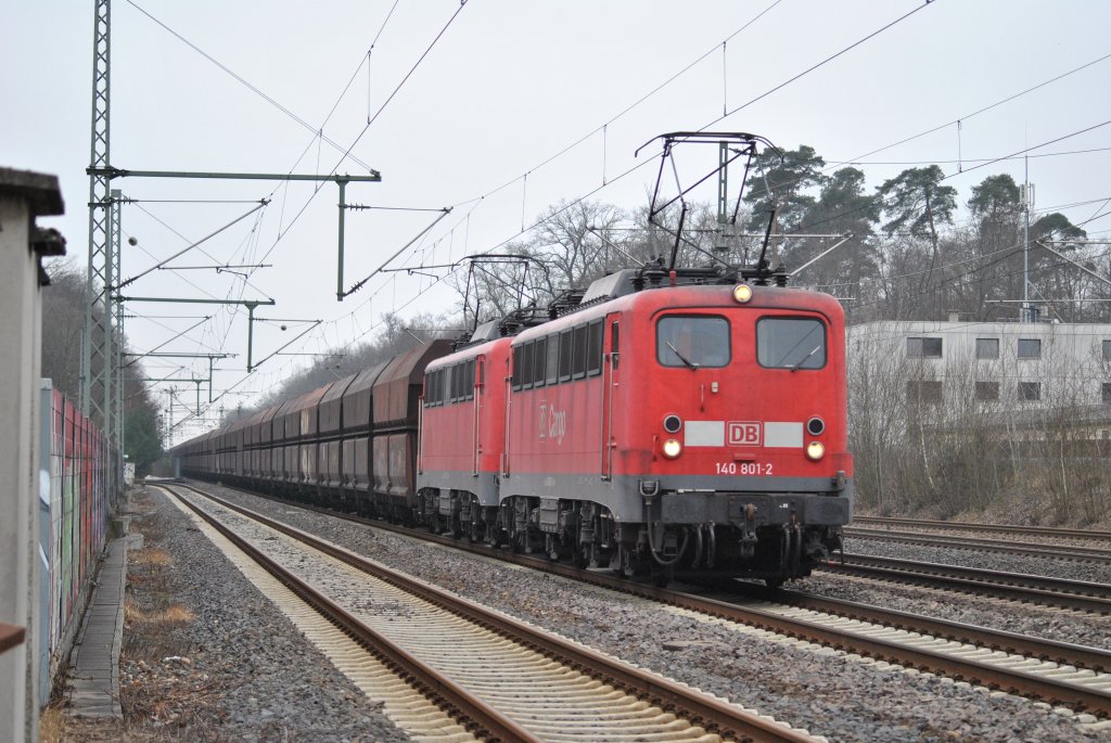 Hier 140 801-2 mit einer Schwesterlok bei der Durchfahrt von Dreieich-Buchschlag am 03.03.2012