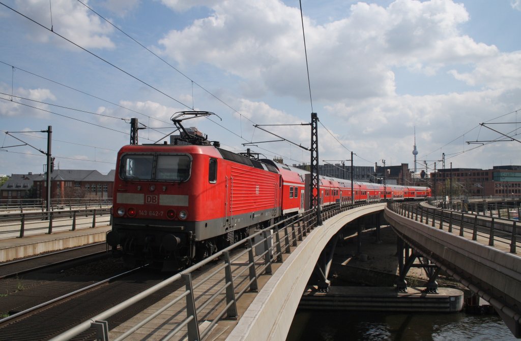 Hier 142 642-7 mit einem RE1 (RE18999)  Baumblüten-Express  von Werder(Havel) nach Berlin Ostbahnhof, bei der Ausfahrt am 1.5.2013 aus Berlin Hbf. 