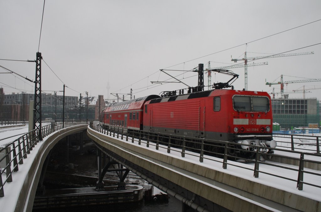 Hier 143 058-6 mit einer RB14 (RB18917) von Nauen nach Berlin Schönefeld Flughafen, bei der Ausfahrt am 10.3.2013 aus Berlin Hbf. 
