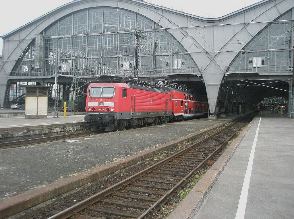 Hier 143 070-1 mit einem RE50 nach Dresden Hbf., bei der Ausfahrt am 14.5.2010 aus Leipzig Hbf.