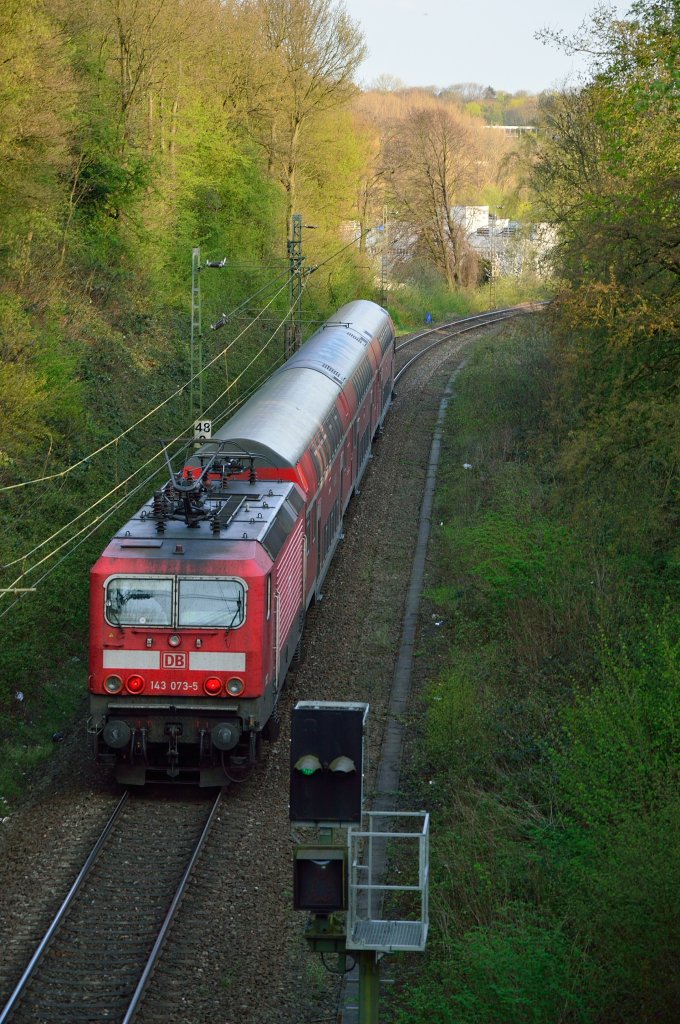 Hier ist die 143 073-5 kurz nach dem sie die Brcke am Gotzweg in Rheydt-Mlfort unterquert hat mit ihrem RB 27 Zug zu sehen. Sie befindet sich im eingleisigen Abschnitt zwischen dem Rheydter Hbf und dem Bf Rheydt-Odenkirchen. Mittwoch 24.4.2013