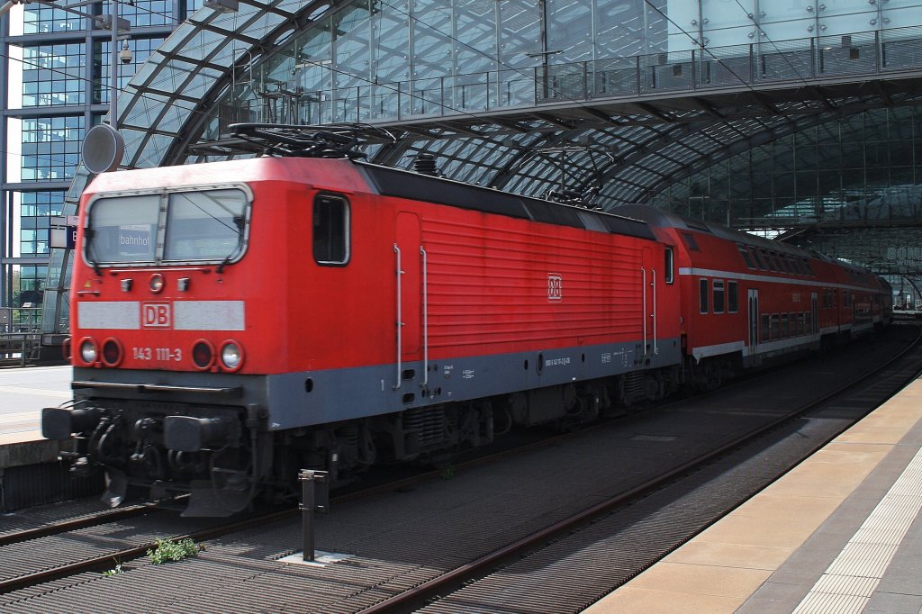 Hier 143 111-3 mit einer RB14 (RB18921) von Nauen nach Berlin Schönefeld Flughafen, bei der Ausfahrt am 30.4.2012 aus Berlin Hbf. 