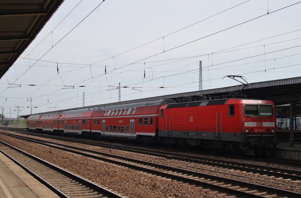 Hier 143 155-0 mit einem RE7 (RE18255) von Wünsdorf-Waldstadt nach Berlin Zoologischer Garten, dieser Zug stand am 30.4.2012 in Berlin Schönefeld Flughafen. 