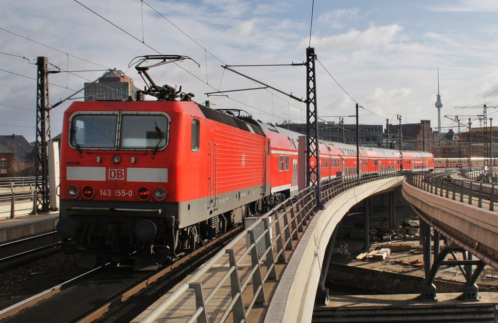 Hier 143 155-0 mit einer RB14 von Nauen nach Berlin Schönefeld Flughafen, bei der Ausfahrt am 25.2.2012 aus Berlin Hbf.