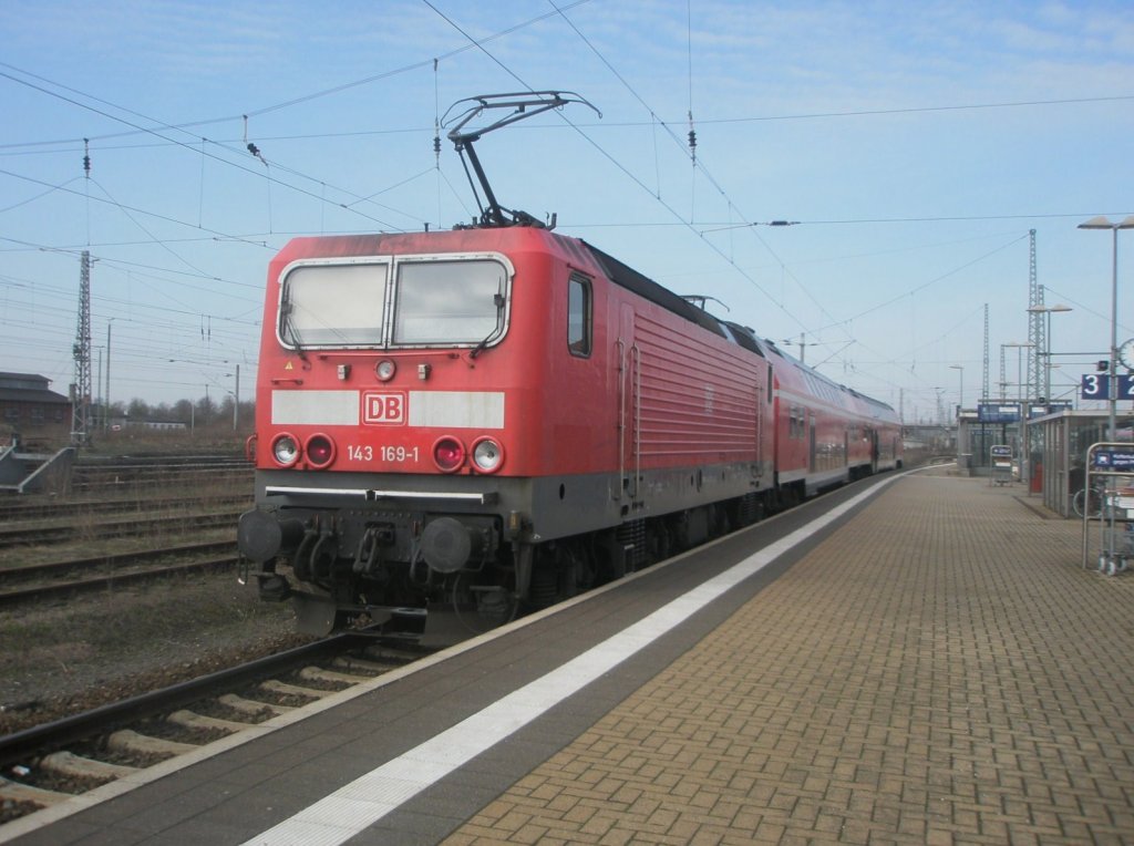 Hier 143 169-1 mit einer RB nach Heilbad Heiligenstadt, dieser Zug stand am 6.4.2010 in Nordhausen.