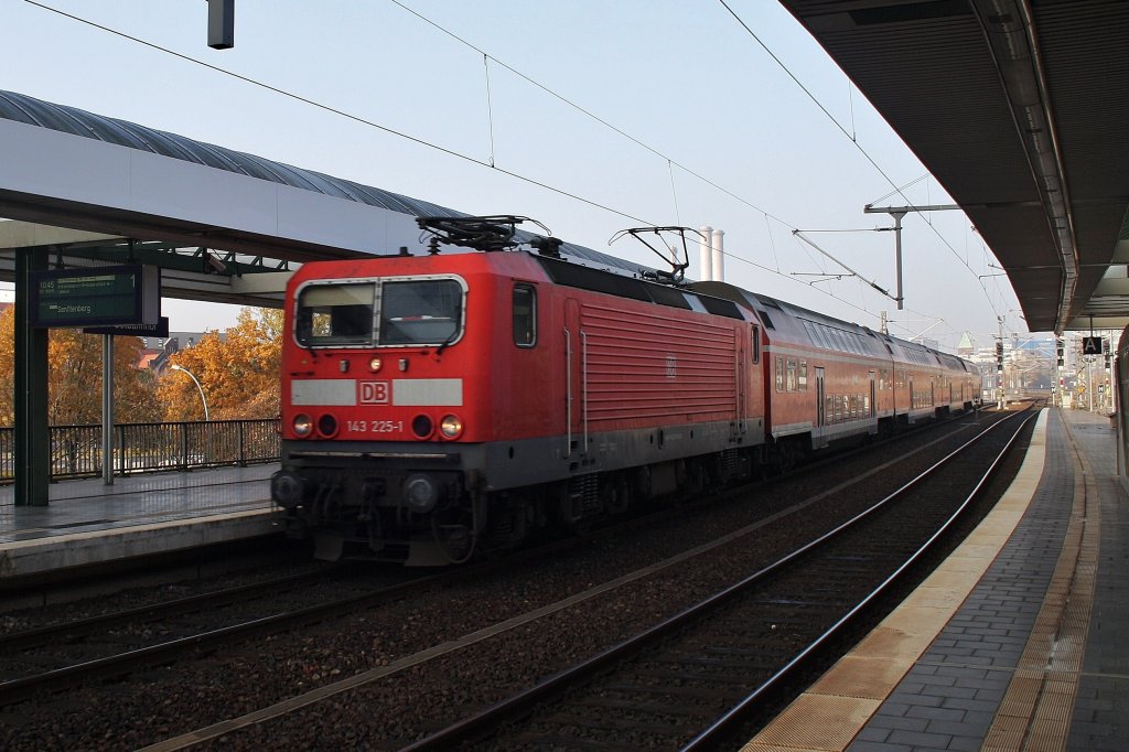 Hier 143 225-1 mit einer RB14 von Nauen nach Senftenberg, bei der Einfahrt am 29.10.2011 in Berlin Ostbahnhof.
