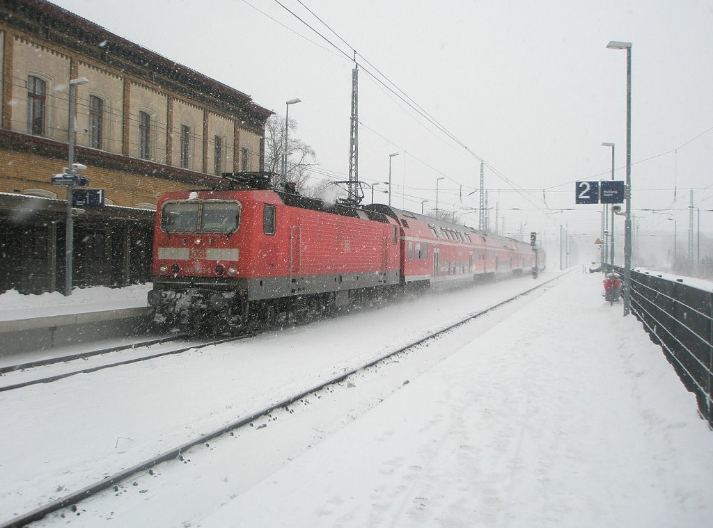 Hier 143 233-5 mit einem RE7 von Berlin Friedrichstrae nach Bad Belzig, bei der Einfahrt am 19.12.2010 in Bad Belzig.