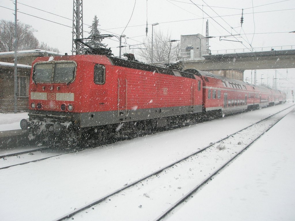 Hier 143 233-5 mit einem RE7 von Berlin Friedrichstrae nach Bad Belzig, dieser Zug stand am 19.12.2010 in Bad Belzig.