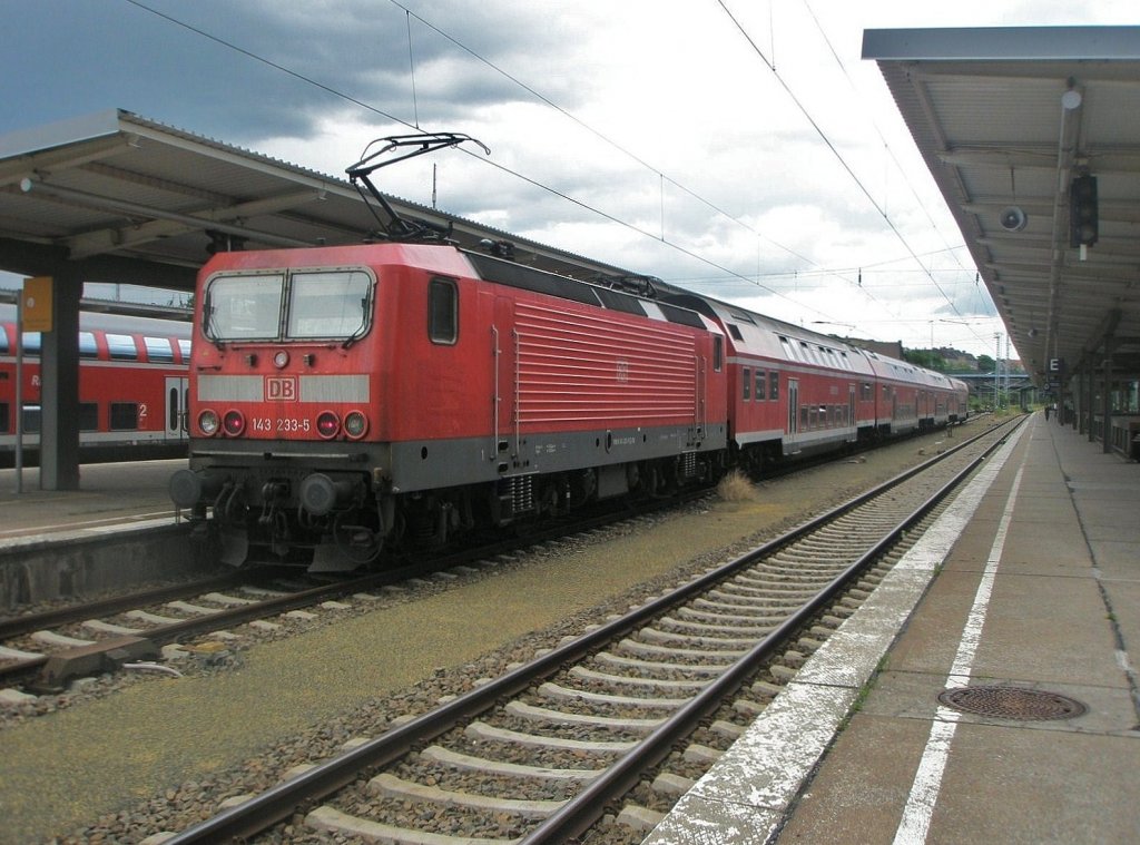 Hier 143 233-5 mit einem RE7 von Berlin Lichtenberg nach Wndorf-Waldstadt, dieser Zug stand am 18.6.2011 in Berlin Lichtenberg.