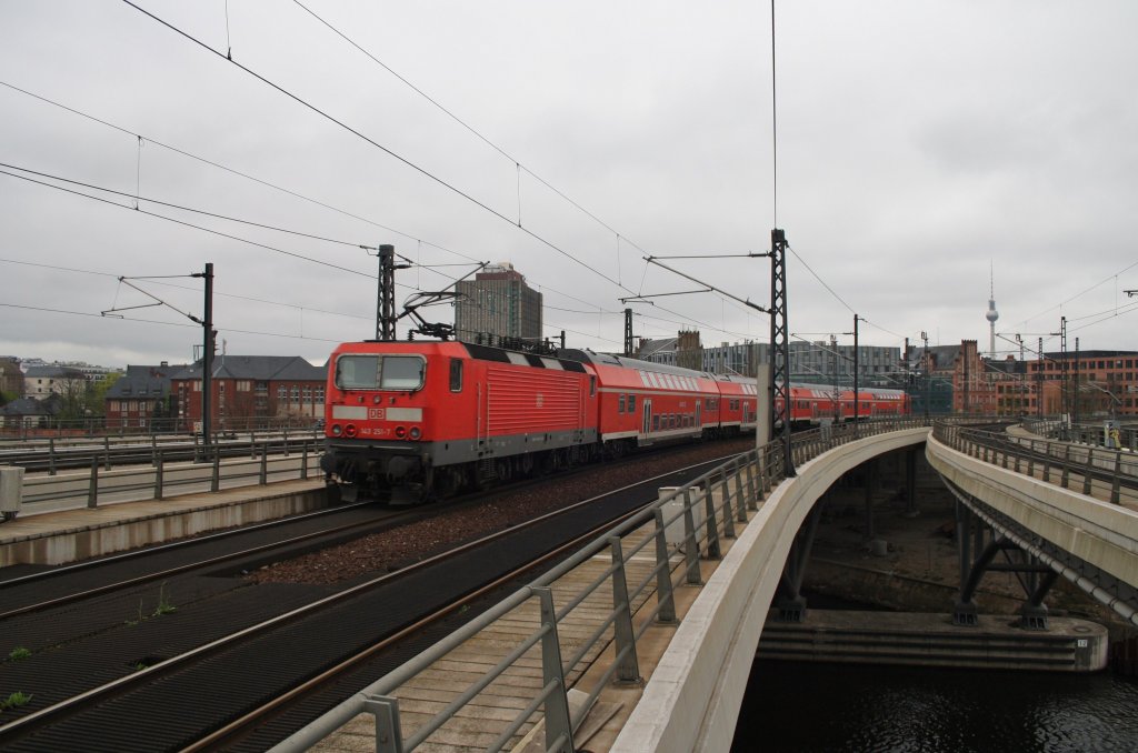 Hier 143 251-7 mit einer RB14 (RB92915) von Berlin Hbf. nach Berlin Schönefeld Flughafen, bei der Ausfahrt am 27.4.2013 aus Berlin Hbf.