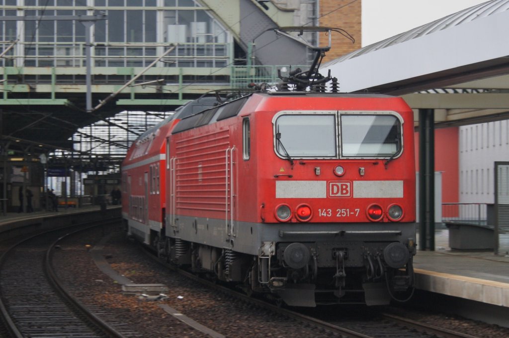 Hier 143 251-7 mit einer RB14 (RB18919) von Nauen nach Berlin Schönefeld Flughafen, bei der Einfahrt am 18.5.2013 in Berlin Ostbahnhof. 