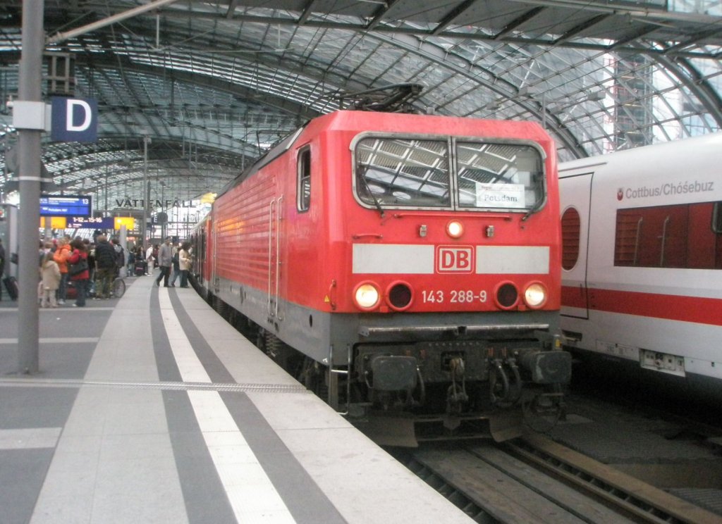 Hier 143 288-9 mit einem S-Bahn Ersatzzug von Berlin Ostbahnhof. nach Potsdam Hbf., dieser Zug stand am 28.9.2009 in Berlin Hbf.