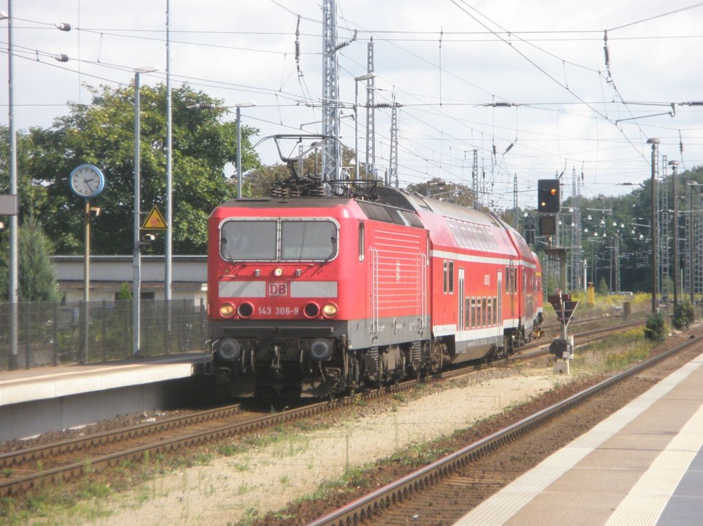 Hier 143 306-9 mit einem RE7 von Bad Belzig nach W�nsdorf-Waldstadt, beim rangieren am 29.8.2010 in Bad Belzig.