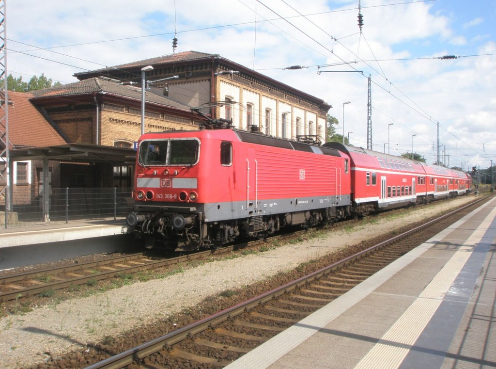 Hier 143 306-9 mit einem RE7 von Bad Belzig nach Wnsdorf-Waldstadt, beim rangieren am 29.8.2010 in Bad Belzig.