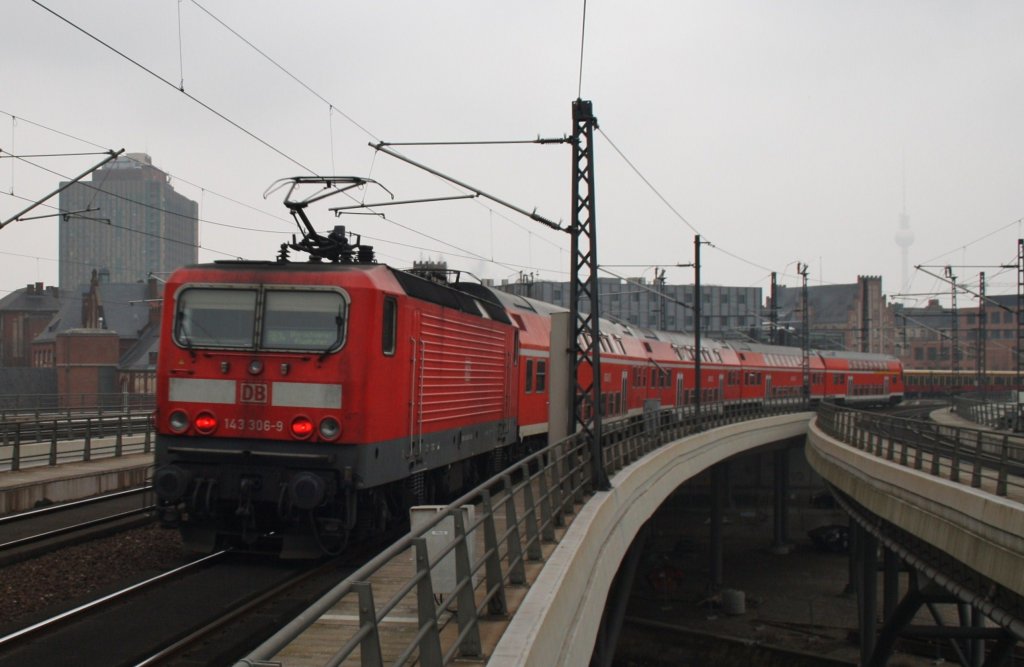 Hier 143 306-9 mit einer RB14 (RB18917) von Nauen nach Berlin Schönefeld Flughafen, bei der Ausfahrt am 16.2.2013 aus Berlin Hbf. 