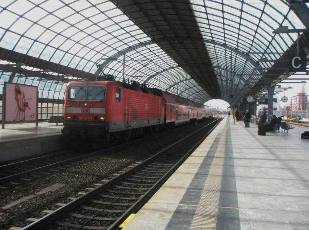 Hier 143 333-3 mit einer RB10 von Nauen nach Berlin Charlottenburg, bei der Einfarht am 1.4.2010 in Berlin Spandau.