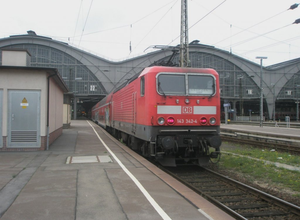 Hier 143 342-4 mit einem RE50 nach Leipzig Hbf, bei der Einfahrt am 28.10.2009 in Leipzig Hbf.