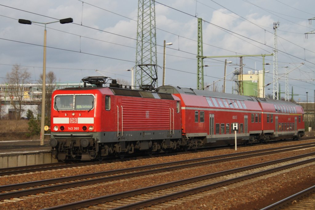 Hier 143 360 mit einer RB14 (RB18570) von Senftenberg nach Berlin Schönefeld Flughafen, bei der Einfahrt am 6.2.2013 in Berlin Schönefeld Flughafen.