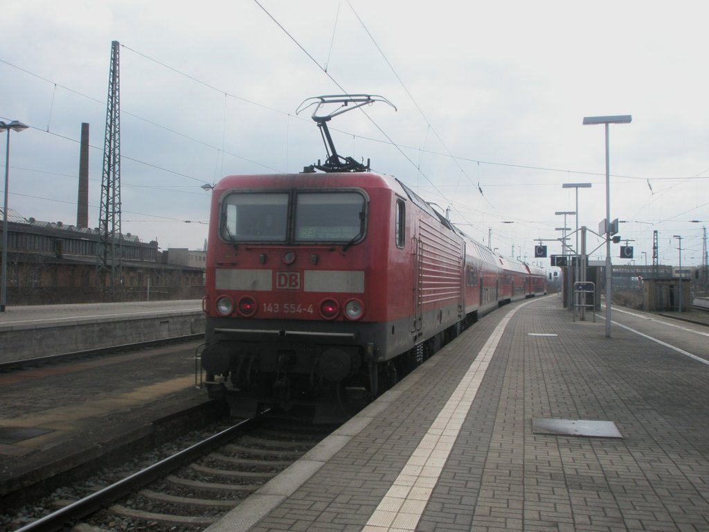 Hier 143 554-4 mit einem RE5 von Halle(Saale) Hbf. nach Leipzig Hbf., bei der Ausfahrt am 5.4.2010 aus Halle(Saale) Hbf.