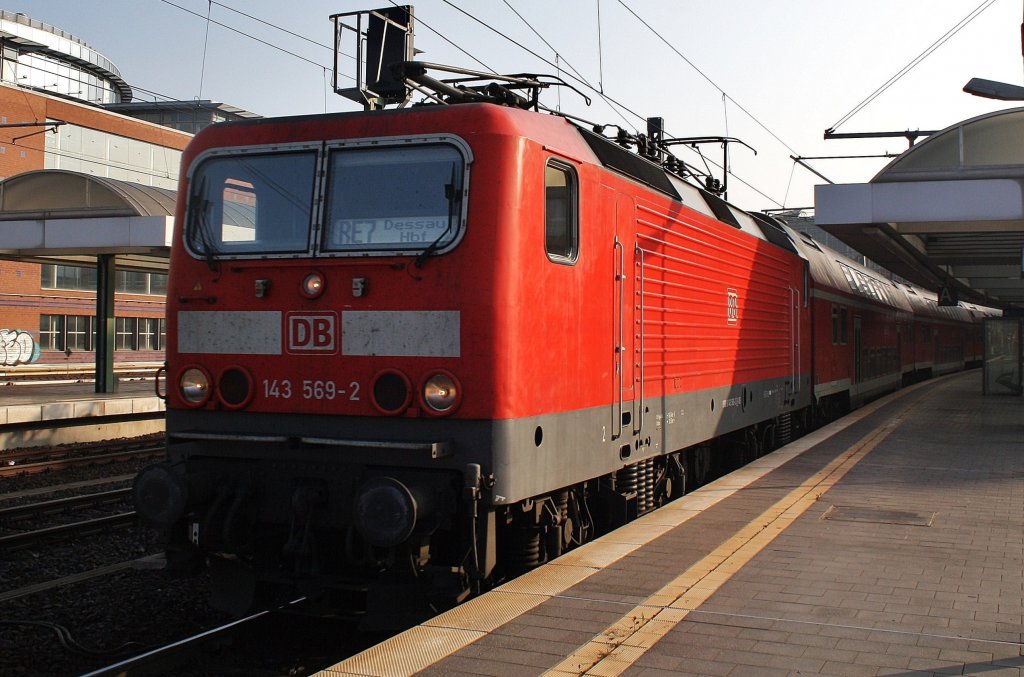 Hier 143 569-2 mit einem RE7 von Wünsdorf-Waldstadt nach Dessau Hbf., bei der Ausfahrt am 29.10.2011 aus Berlin Ostbahnhof.